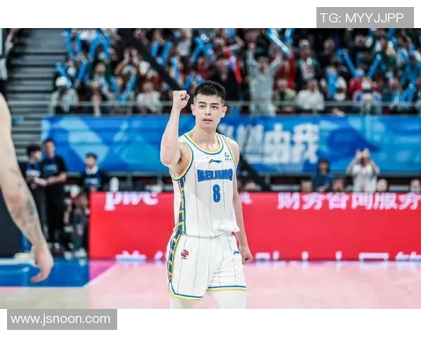 方硕的篮球之路：从青涩新秀到赛场明星的成长历程与心路历程